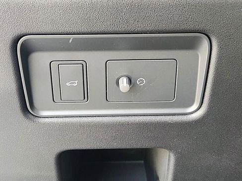 Used 2024 Land Rover Discovery S image 25