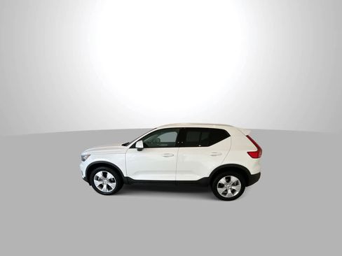 Used 2022 Volvo XC40 T5 Momentum image 5
