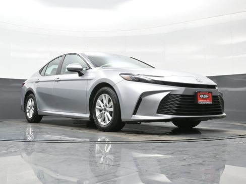 Used 2025 Toyota Camry LE image 24