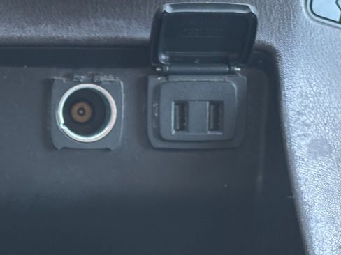 Used 2018 Chevrolet Suburban LT image 6