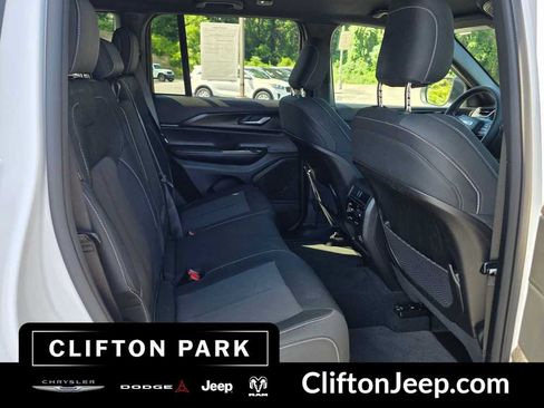 Used 2024 Jeep Grand Cherokee Laredo AWD/4WD image 18