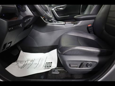 Used 2019 Toyota RAV4 Limited image 16
