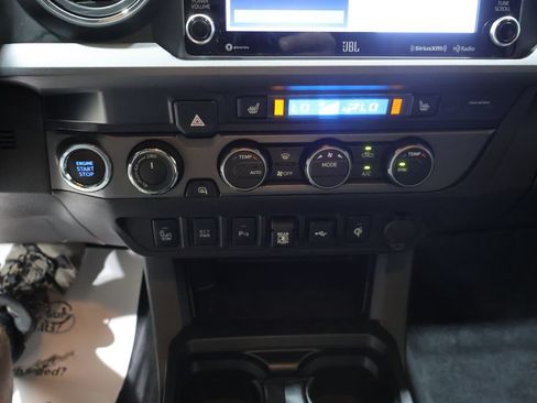 Used 2022 Toyota Tacoma TRD Off-Road w/ TRD Premium Off Road Package AWD/4WD image 28