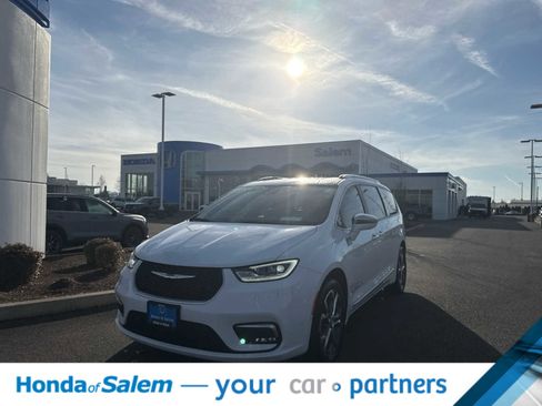 Used 2022 Chrysler Pacifica Pinnacle image 1