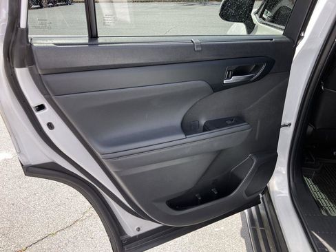 Used 2023 Toyota Highlander XLE image 22