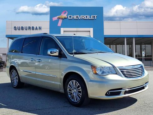 Used 2011 Chrysler Town & Country Limited image 3