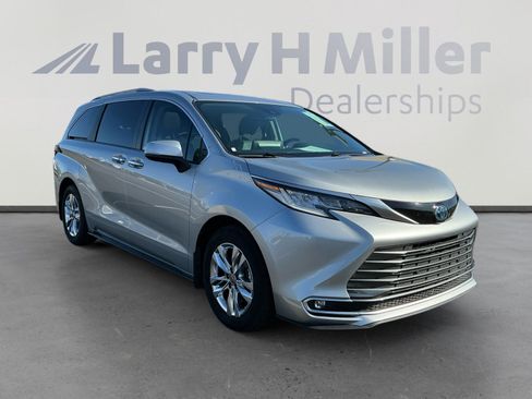 Used 2023 Toyota Sienna Limited image 7