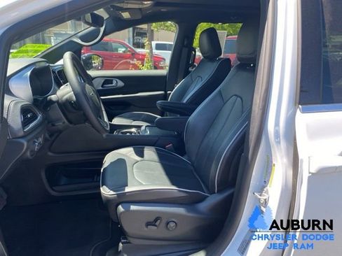 Used 2026 Chrysler Pacifica Limited FWD image 28