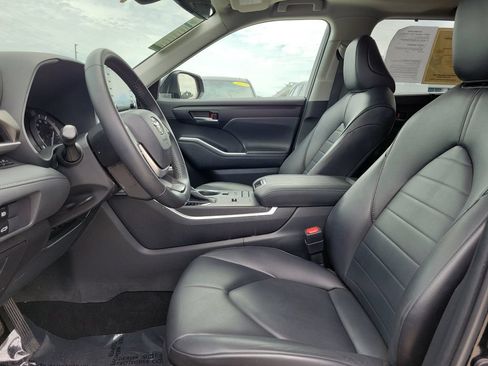 Used 2022 Toyota Highlander XLE FWD image 14