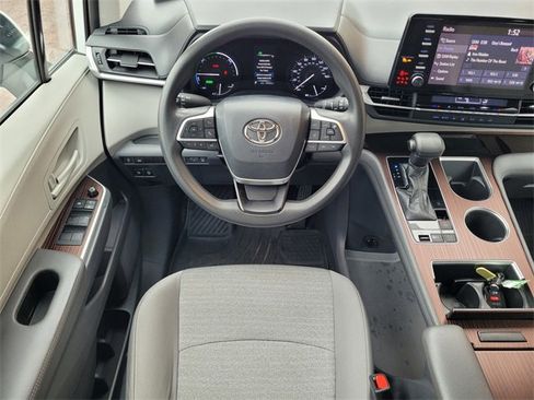 Certified 2021 Toyota Sienna LE w/ LE Plus Package image 19