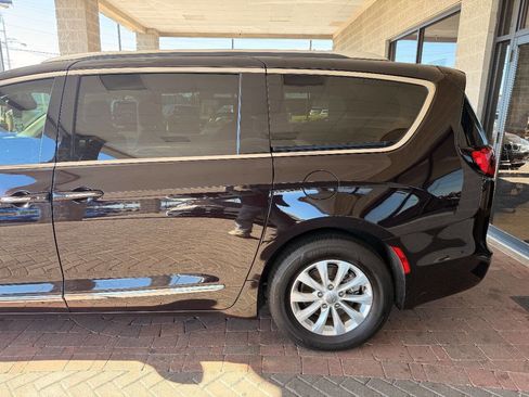 Used 2019 Chrysler Pacifica Touring-L image 5