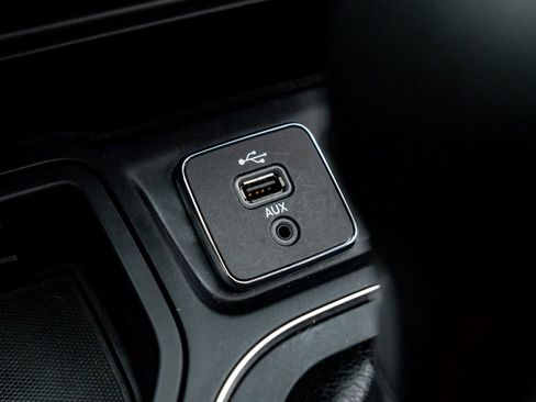 Used 2019 Jeep Cherokee Latitude w/ Cold Weather Group image 19