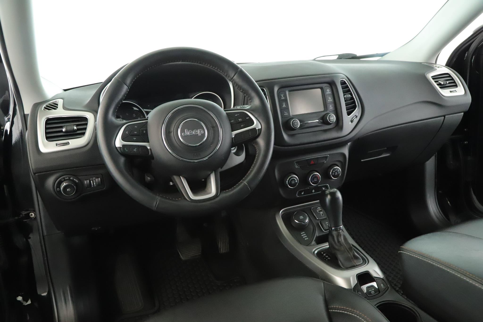Used 2018 Jeep Compass Latitude w/ Cold Weather Group AWD/4WD image 2