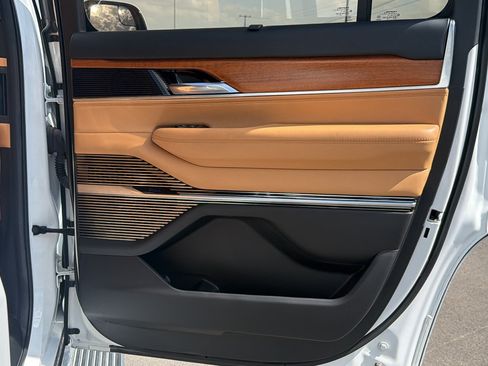 Used 2022 Jeep Grand Wagoneer Series III w/ Rear Seat Video Group 1 AWD/4WD image 18