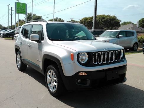 Used 2017 Jeep Renegade Latitude w/ Cold Weather Group AWD/4WD image 4