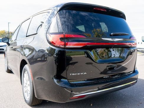 New 2026 Chrysler Pacifica Select image 7
