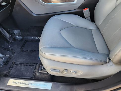 Used 2023 Toyota Highlander Limited image 11