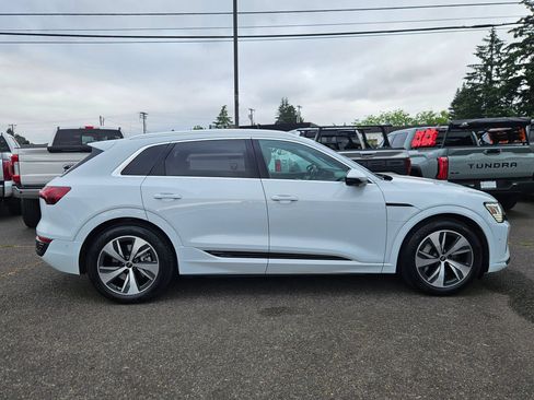 Used 2024 Audi Q8 e-tron Premium Plus w/ Premium Plus Package AWD/4WD image 5