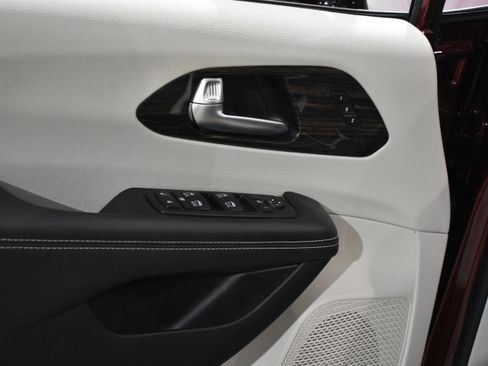 Used 2023 Chrysler Pacifica Limited w/ Trailer Tow Group image 13