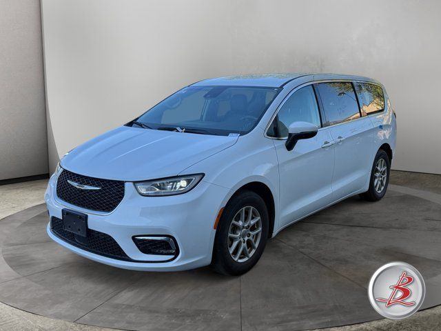 Used 2023 Chrysler Pacifica Touring-L FWD image 3