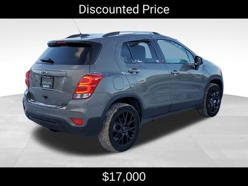 Used 2022 Chevrolet Trax LT w/ Driver Confidence Package image 3