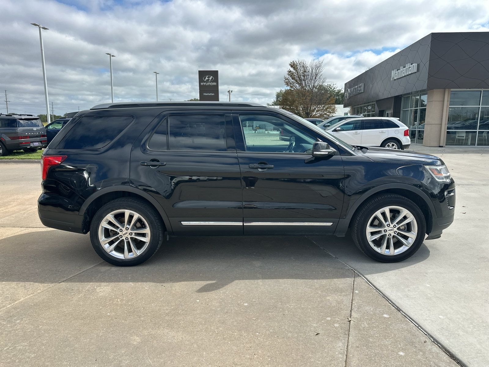 Used 2018 Ford Explorer XLT w/ Equipment Group 202A AWD/4WD image 12