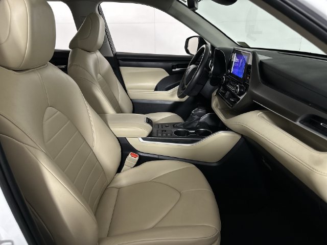 Used 2024 Toyota Highlander XLE AWD/4WD image 29