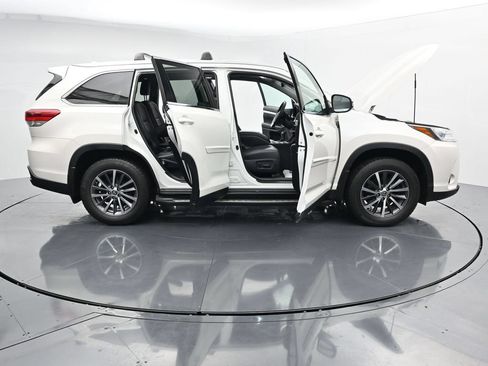 Used 2019 Toyota Highlander XLE AWD/4WD image 41
