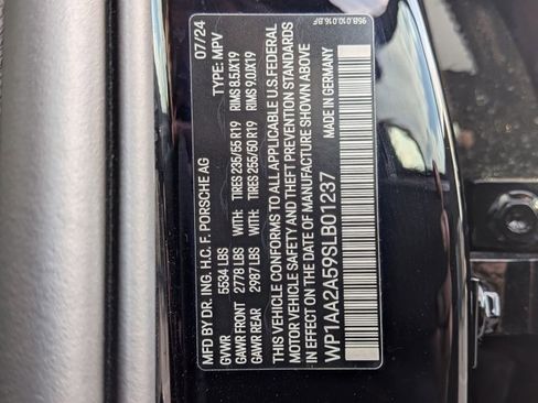 Certified 2025 Porsche Macan image 30