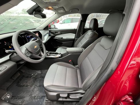 Used 2025 Chevrolet Trax LT image 24