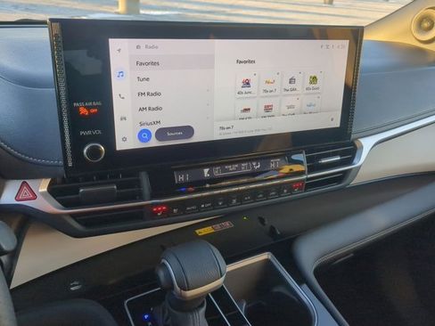 Used 2025 Toyota Sienna Limited image 12