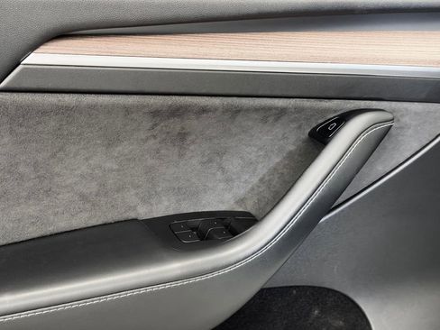 Used 2023 Tesla Model Y Long Range image 18