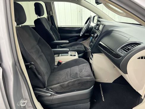 Used 2014 Chrysler Town & Country Touring image 16