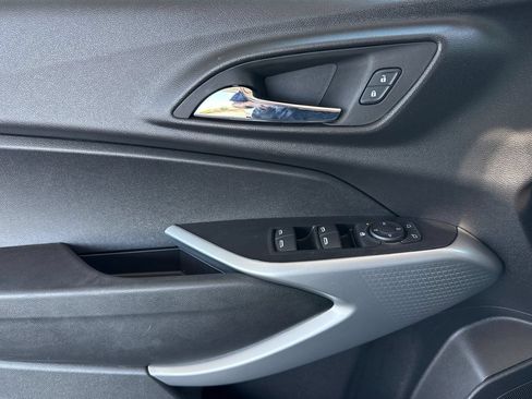 Used 2025 Chevrolet Trax LS FWD image 17