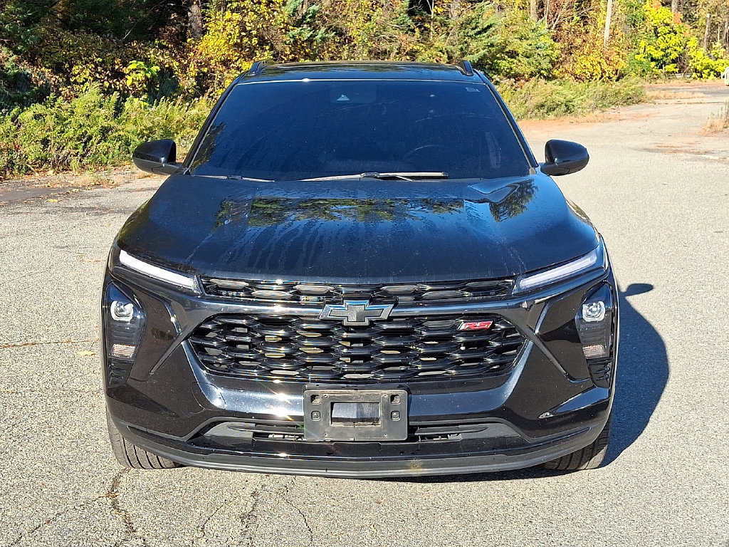 Used 2024 Chevrolet Trax RS w/ Sunroof Package FWD image 2