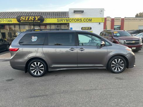Used 2019 Toyota Sienna image 2