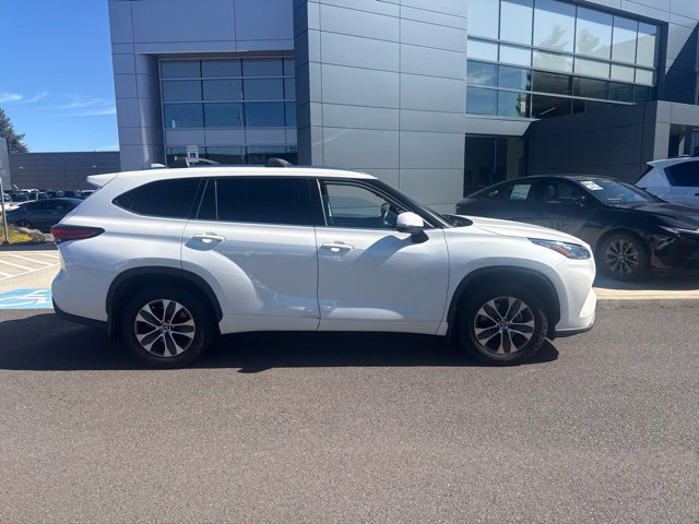 Used 2020 Toyota Highlander XLE AWD/4WD image 2