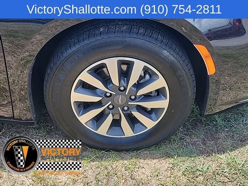 Certified 2024 Chrysler Pacifica Limited FWD image 34