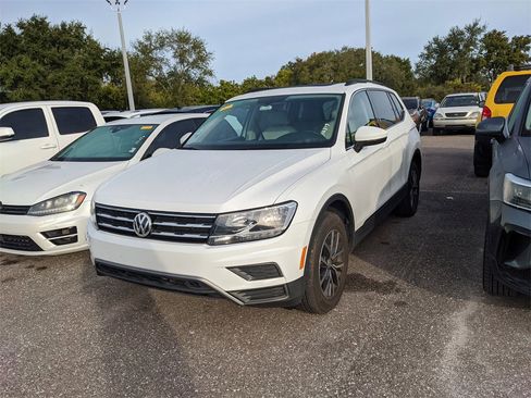 Certified 2020 Volkswagen Tiguan SE w/ Panoramic Sunroof Package image 2