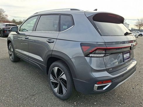 New 2026 Volkswagen Taos SE image 3