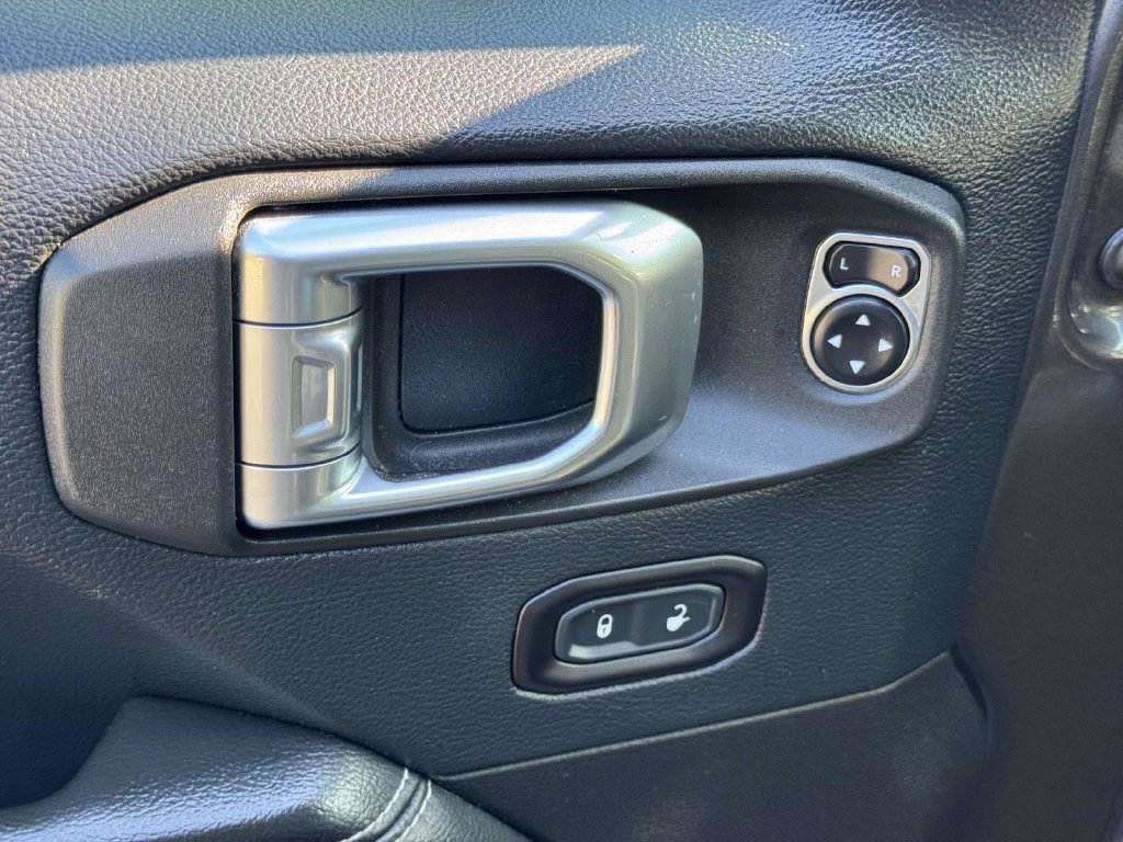 Used 2018 Jeep Wrangler Unlimited Sahara AWD/4WD image 19