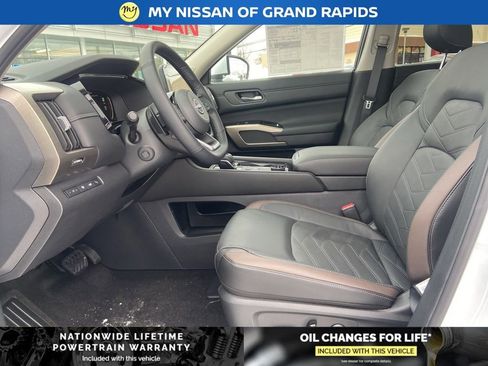 New 2025 Nissan Pathfinder Platinum image 17