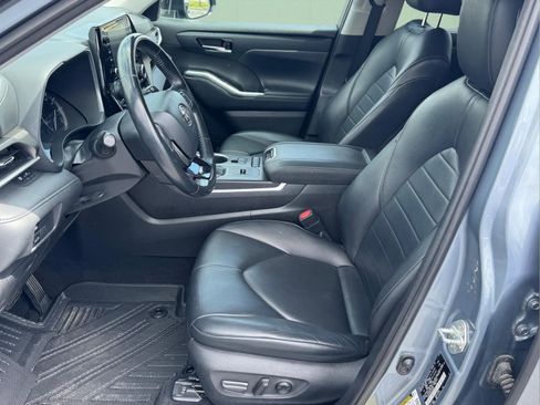 Used 2020 Toyota Highlander XLE FWD image 5