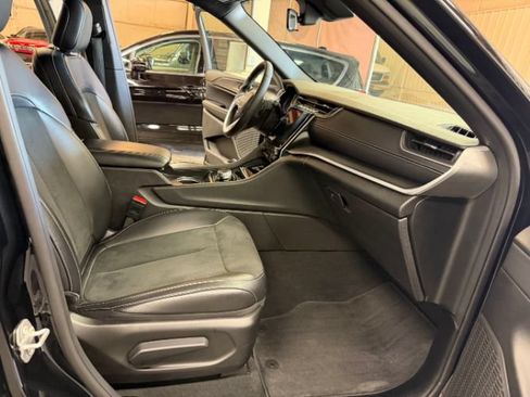 Used 2025 Jeep Grand Cherokee Altitude AWD/4WD image 34