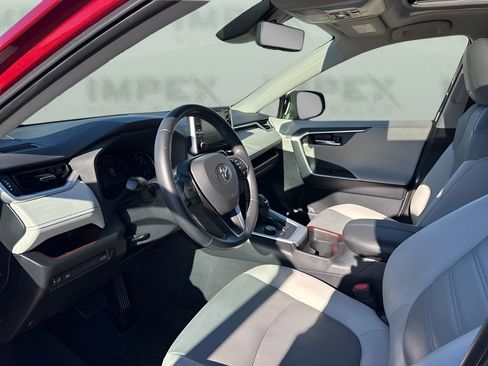 Used 2019 Toyota RAV4 Limited w/ Carpet Mat Package image 9