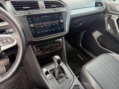 Used 2023 Volkswagen Tiguan SE w/ Panoramic Sunroof Package image 24