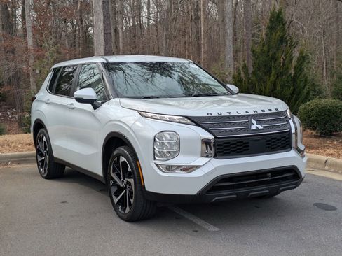 Used 2022 Mitsubishi Outlander ES image 2