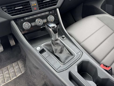 Used 2024 Volkswagen Jetta SE FWD image 24