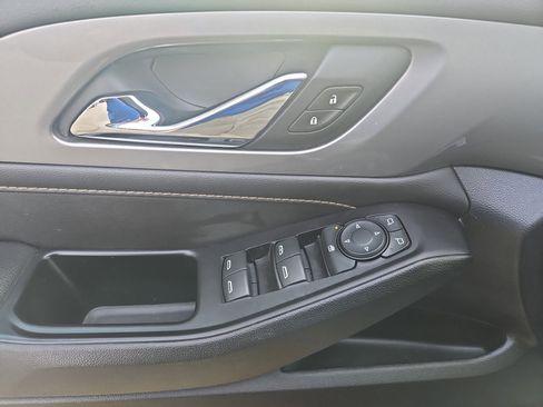 Used 2020 Chevrolet Traverse LT image 18