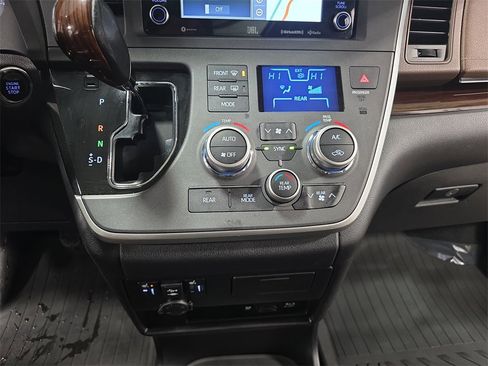 Used 2020 Toyota Sienna Limited Premium image 22